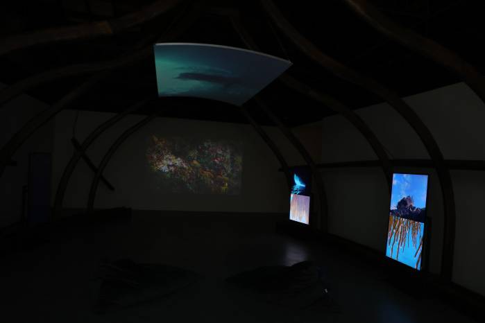 La pieza de videoarte ‘A shipwreck is not a wreck’ de Nadia Huggins evoca un naufragio.
