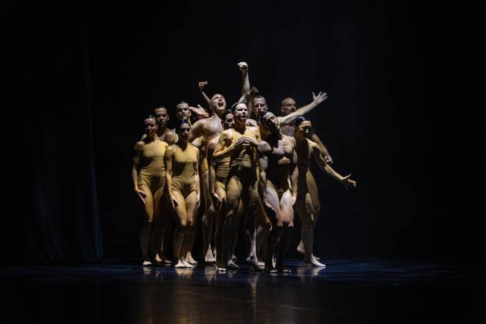 Soul Chain, de Sharon Eyal y la compañía alemana Tabzmainz. Con la participación del panameño José Garrido. Inaguracion del Festival Prisma, Ciudad de las Artes.