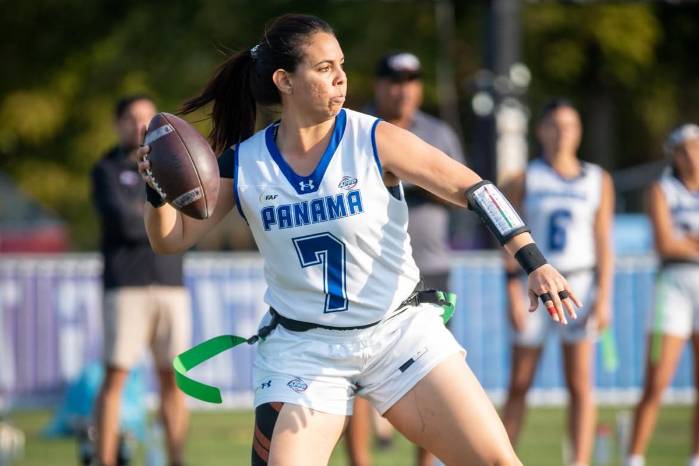 La jugadora panameña Orlanda Castro enviando un pase aéreo en el campo de juego.