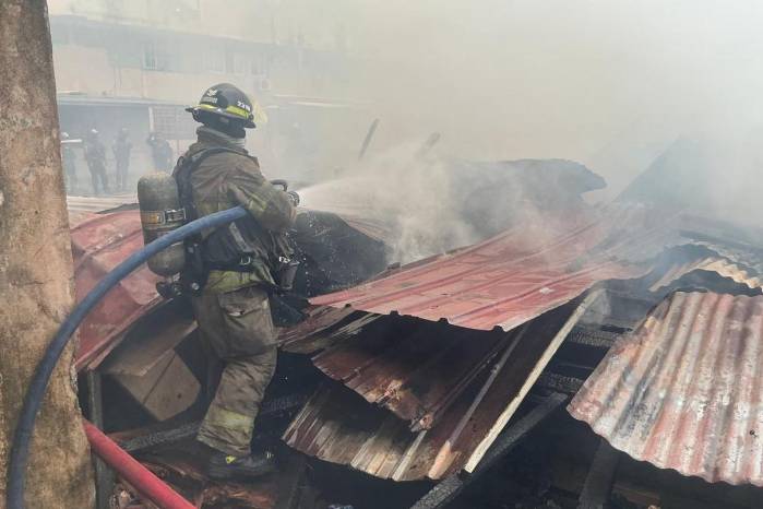Bomberos ya se encuentran en el lugar combatiendo las llamas.