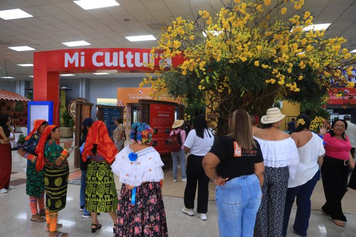 Distintos visitantes se han acercado a la Feria. Se prevé que la afluencia aumente este fin de semana.