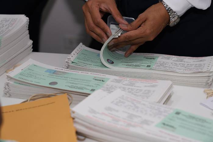 La Contraloría pago la última quincena por cheque como control, pero quienes no van a trabajar recibieron sus pagos de manos del diputado o personal de confianza.