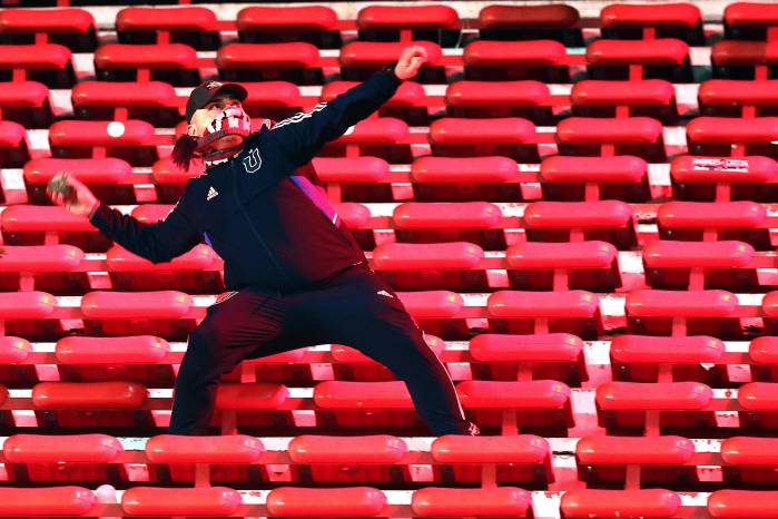 Un hincha de la Universidad de Chile se prepara para lanzar una piedra durante la interrupción del partido de vuelta de octavos de final de la Copa Sudamericana.