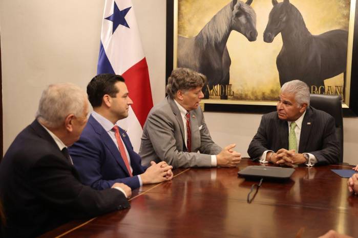 Fotos de la reunión que sostuvo José Raúl Mulino, presidente de Panamá (derecha) con Christopher Landau, subsecretario de Estado de Estados Unidos en el marco de la 56° Asamblea General de la OEA.