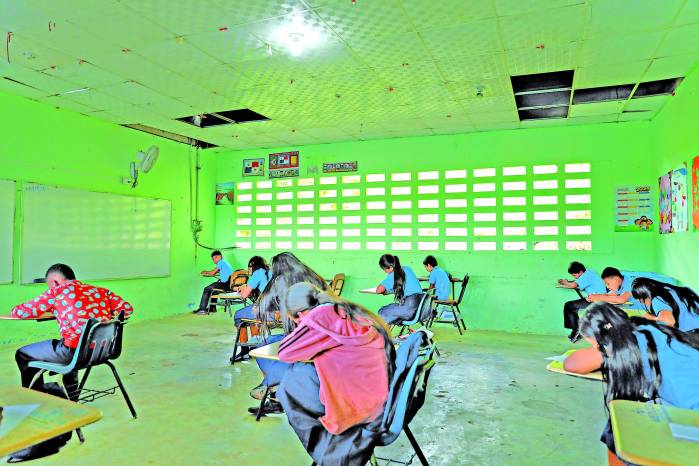 Los estudiantes cuentan ahora con salones alumbrados.