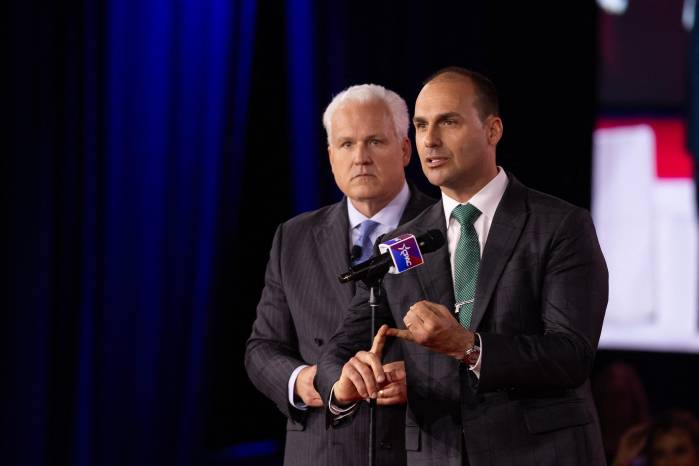El exdiputado brasileño Eduardo Bolsonaro (derecha) hijo del expresidente Jair Bolsonaro, interviene durante la Conferencia de Acción Política Conservadora (CPAC) en Grapevine, Texas, en una imagen de archivo del 27 de marzo de 2026.