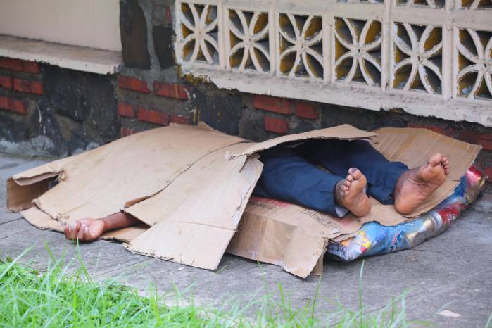 Muchos se ven forzados a dormir en camas improvisadas.