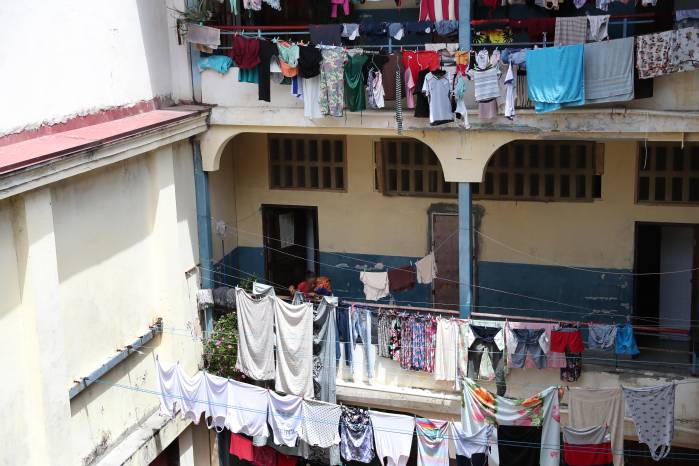 Residentes mantienen su rutina dentro del antiguo plantel.