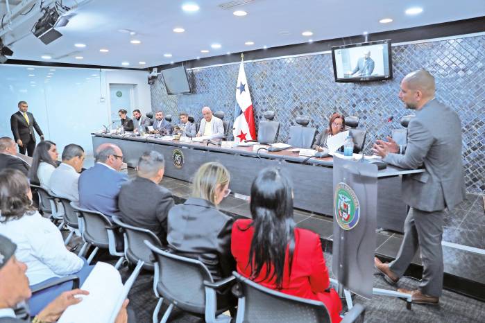 La Comisión de Gobierno, Justicia y Asuntos Constitucionales entrevistó a los aspirantes a la Defensoría del Pueblo.