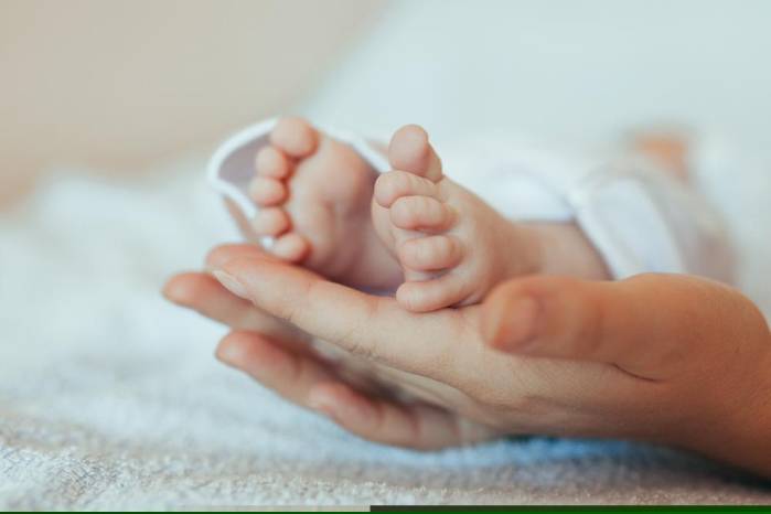 Bebé al momento de su nacimiento en compañía de su madre.