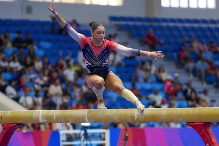 La gimnasta panameña Alyiah Lide De León durante la ejecución de su rutina en la gimnasia artística.