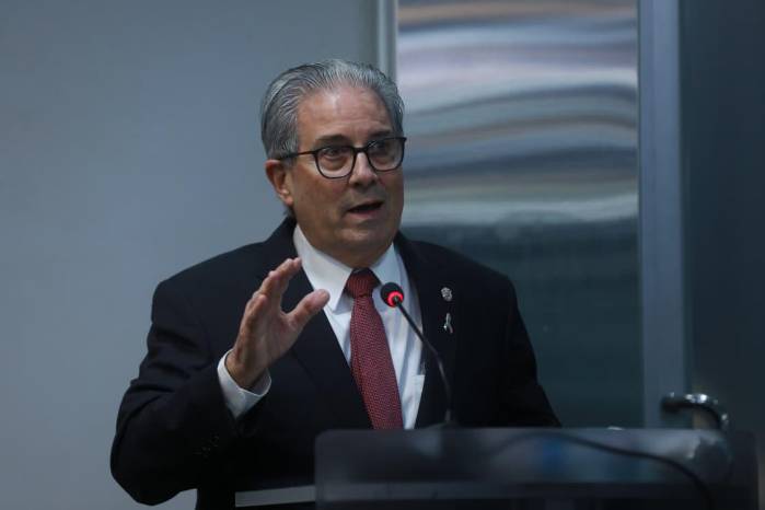 El ministro de Salud, Fernando Boyd Galindo.