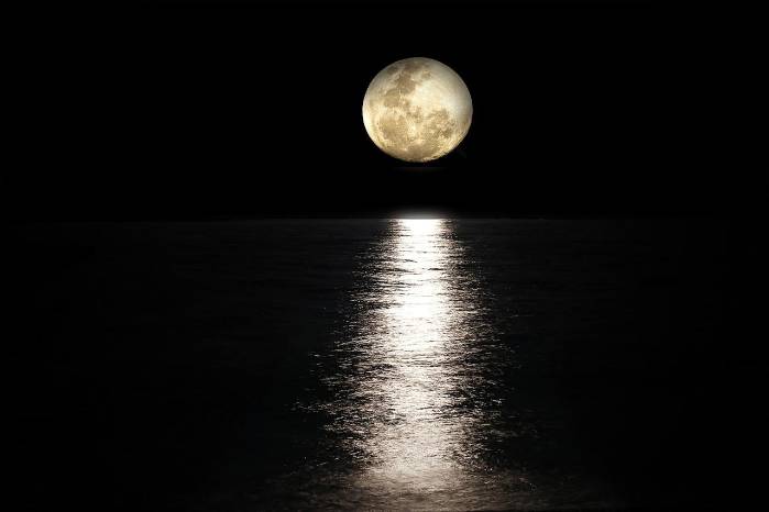 Imagen ilustrativa de la Luna llena sobre el mar.
