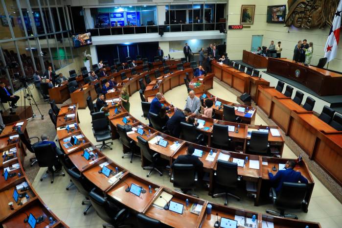 El pleno de la Asamblea Nacional de Panamá, escenario de fuertes enfrentamientos políticos y pugnas que llevaron a suspender temporalmente el debate del proyecto de ley 699.