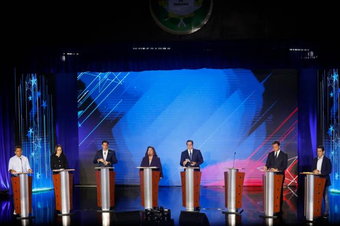 Los siete candidatos a la Presidencia de la República en el primer debate presidencial.