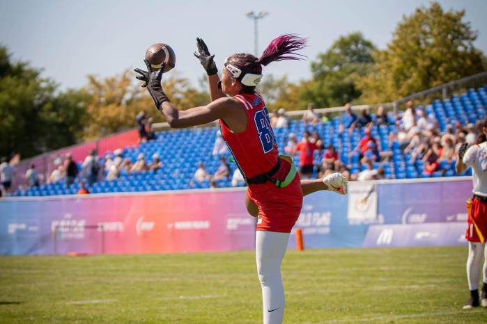 La deportista Clarisse Castillo interceptando un pase aéreo en la competición