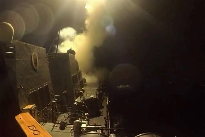 Estados Unidos lanzó una nueva ola de ataques contra Irán mientras los esfuerzos por poner fin a la guerra, que ya duraba tres meses, se estancaban, y Teherán respondió anunciando que atacaría cualquier barco que transitara por el estrecho de Ormuz.