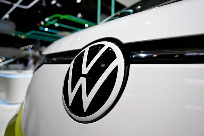 El logotipo del fabricante de automóviles alemán Volkswagen (VW) se ve en el frente de un Volkswagen ID.