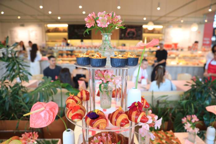 Parte del menú especial incluye un crème brûlée de maíz nuevo y un galette de coco, postres que reinterpretan clásicos franceses desde productos locales.