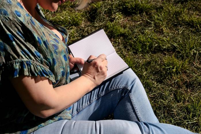 El journaling no requiere grandes recursos. Basta un cuaderno, una libreta o incluso hojas sueltas.