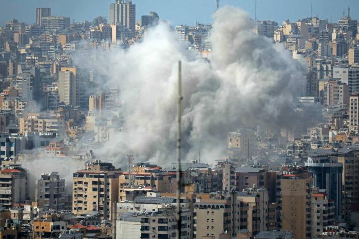 Fuerte humo en Beirut tras los bombardeos recientes.