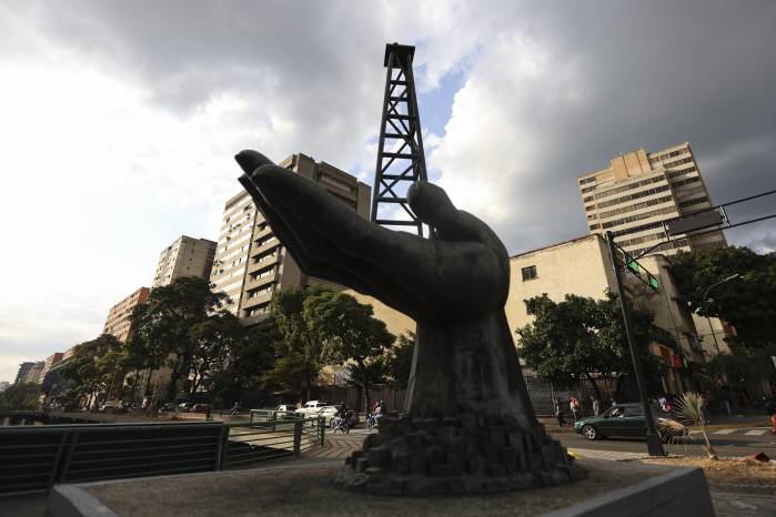 El presidente estadounidense, Donald Trump, anunció el 26 de febrero de 2025 que revertirá las concesiones petroleras otorgadas por su predecesor, Joe Biden, a Venezuela el 26 de noviembre de 2022, cuando Chevron recibió autorización para operar en el país caribeño.