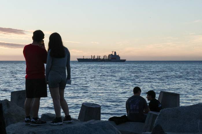 Imagen ilustrativa y de archivo donde se observa el USS Nimitz en aguas chilenas previo a su travesía por el estrecho de Magallanes.