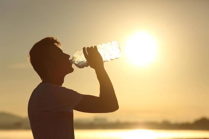 La hidratación es esencial para no sufrir un agotamiento por calor.