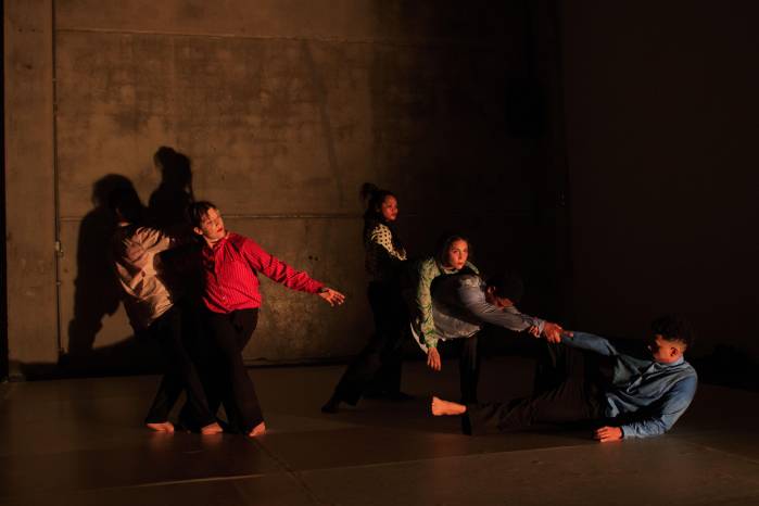 Los bailarines de DESAUTOMÁTICO representan cuerpos sometidos a movimientos repetitivos y mecanizados.