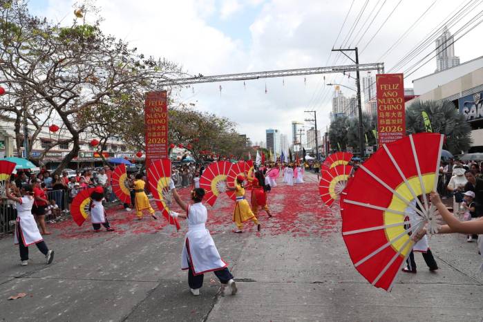 El público fue deleitado por la danza de los abánicos