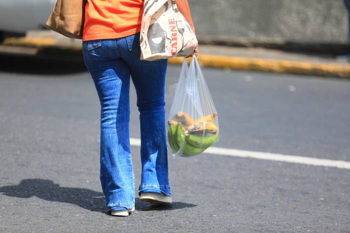 Consumidores continúan solicitando bolsas durante sus compras diarias.