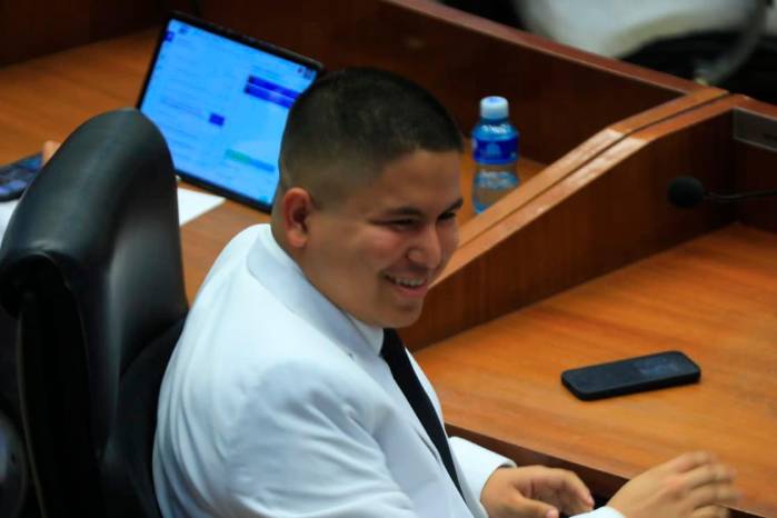 El voto de Neftalí Zamora por Grace Hernández sorprendió al pleno, luego de que se esperaba que respaldara a Shirley Castañeda tras su salida de la bancada Vamos.
