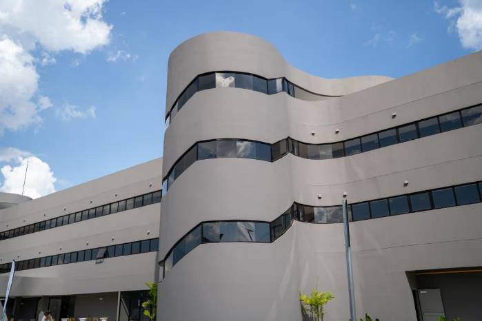 Las instalaciones del CAR incluyen un edificio administrativo con consultorios de rehabilitación física y medicina deportiva.