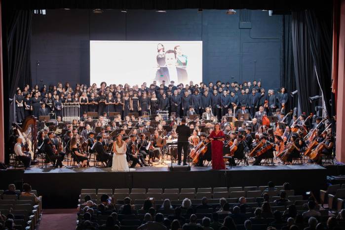 La Sinfonía No. 2 “Resurrección”, considerada una de las composiciones más complejas y reconocidas de Mahler, aborda temas como la vida, la muerte, la esperanza y la renovación espiritual.