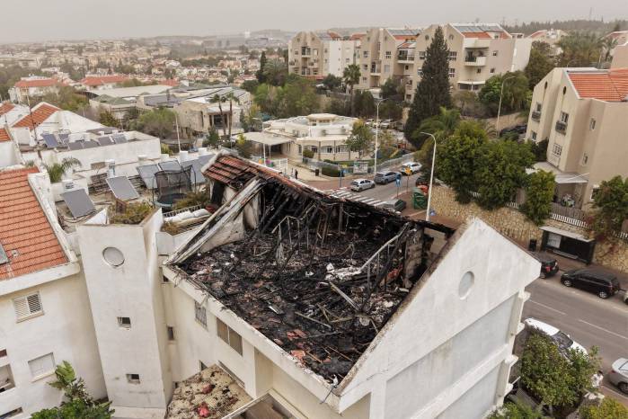 Daños por un misil iraní en Israel.