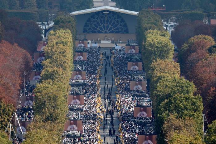 El viaje llega en un momento decisivo para la Iglesia en Francia, país oficialmente laico.