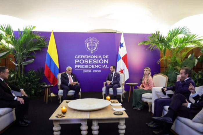 Los presidentes José Raúl Mulino y Abelardo de la Espriella, durante su primera reunión bilateral.