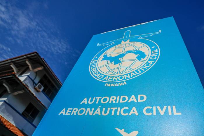 La Aeronáutica Civil es la encargada de dirigir y aplicar las políticas particulares de la aviación civil y la administración del espacio aéreo.