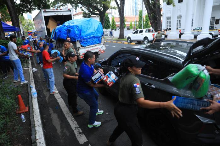 El movimiento era intenso: personas caminando de un lado a otro con cajas, bolsas y botellas de agua, mientras otros clasificaban artículos en mesas improvisadas.