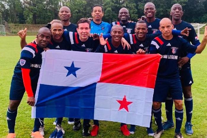 El equipo Panamá Legend Master 50 posa en la cancha del Estadio Volkspark Mariendorf previo al duelo en Berlín, Alemania.