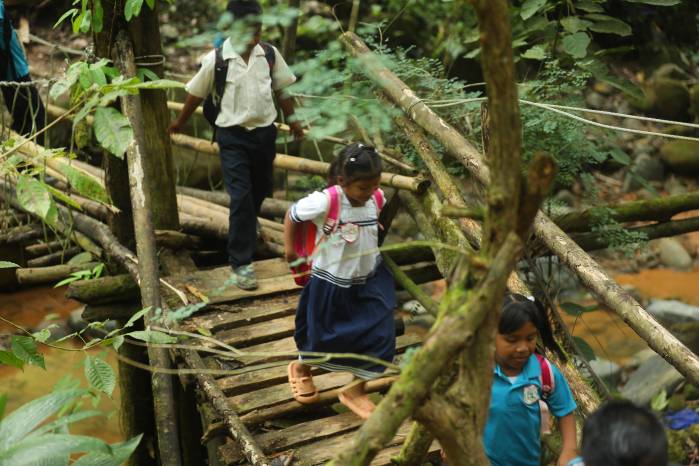 Niños caminan entre 45 minutos hasta dos horas para llegar a sus centros educativos.