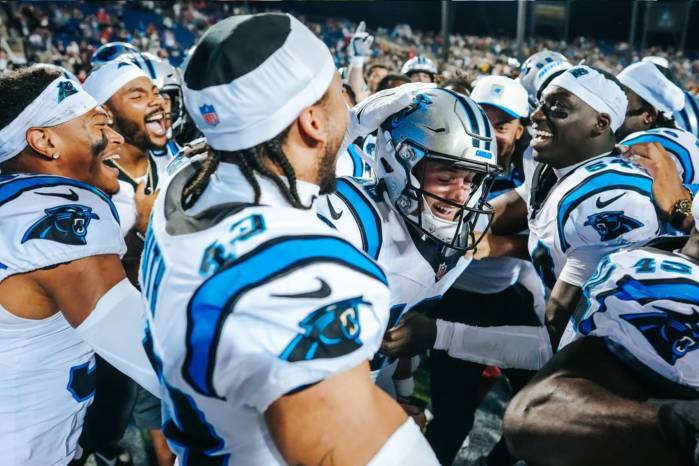 Haynes King de los Carolina Panthers anotó en un acarreo de 5 yardas sin tiempo restante en el reloj para romper el empate a 30.