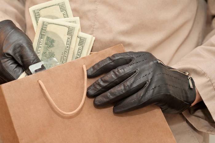 Billetes que cambian de manos sin rastro visible: una metáfora de la corrupción que, amparada en vacíos legales y permisividad institucional, sigue encontrando espacio en la contratación pública sin enfrentar consecuencias reales.