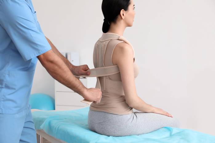 En adolescentes, el médico puede recomendar un corsé ortopédico.