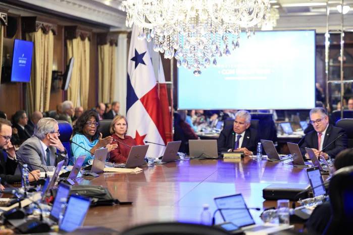 El presidente de la República, José Raúl Mulino (c.) junto a los ministros este martes 14 de abril de 2026 en el Consejo de Gabinete.