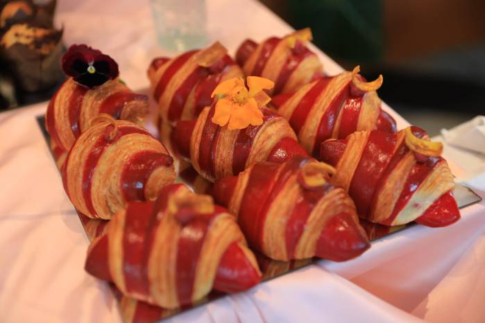 El croissant relleno de plantintá combina el crujido característico del hojaldre francés con un sabor profundamente arraigado en la memoria culinaria panameña.
