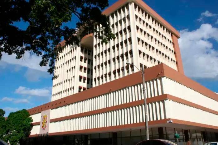 El exfuncionario sufrió graves lesiones durante un forcejeo con un policía municipal en las instalaciones del edificio Hatillo.