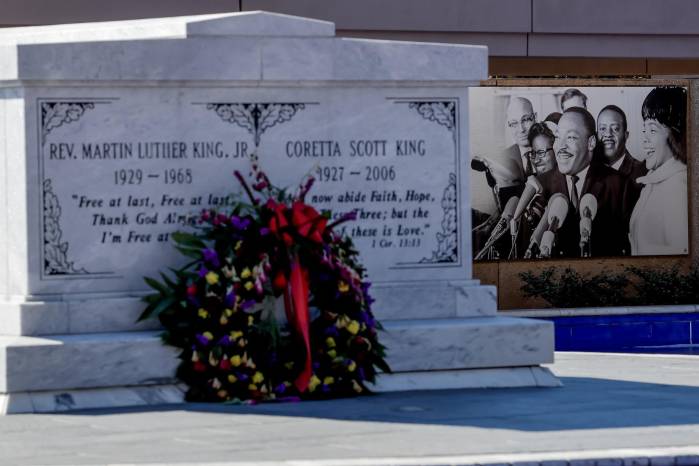 Fotografía de archivo de la tumba del líder de los derechos civiles, Martin Luther King Jr. y su esposa, Coretta Scott King.