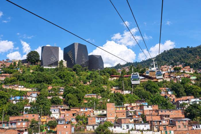 Metrocable de Medellín en Colombia. Este fue el proyecto que abrió la implementación de metrocable como transporte público urbano.