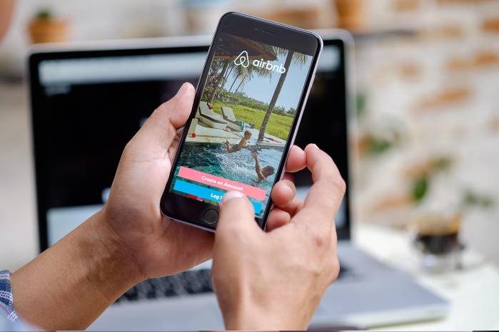 Airbnb, es una compañía que ofrece una plataforma digital dedicada a la oferta de alojamientos a particulares y turísticos.